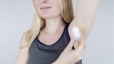 Vrouw gebruikt aluinsteen als deodorant
